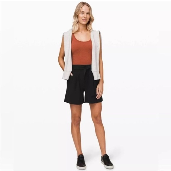 Lululemon Noir Short 5.5 inch Black High Waist Tie Flowy Travel Wrinkle Free 6 - Picture 3 of 13